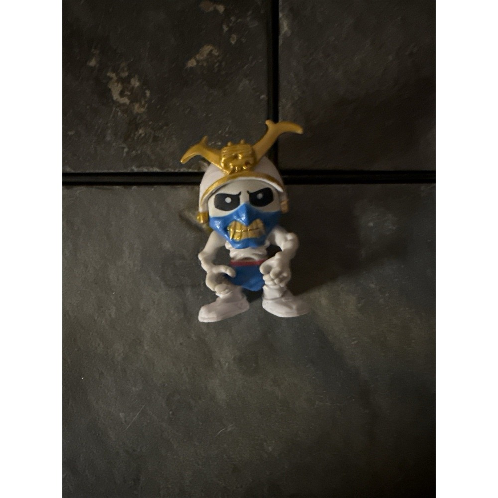 Moose Toys Treasure X King's Gold Skeleton King White Blue